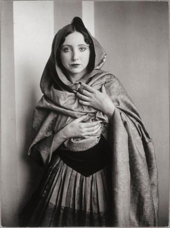 Brassaï. Anaïs Nin drapée dans un châle 1932. Via RMN