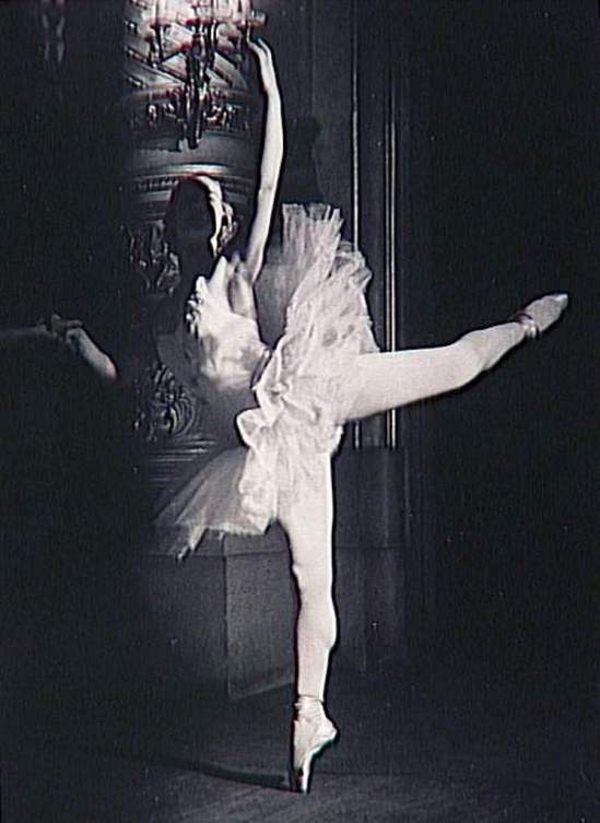 Brassaï. La danseuse Simonova (le visage dans l'ombre) 1938. Via RMN