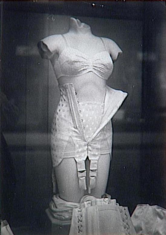 Brassaï. Mannequin dans la vitrine. Via RMN