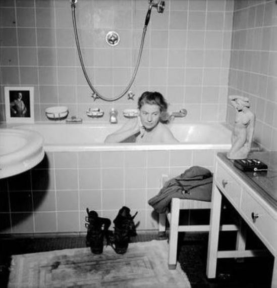 David E. Scherman. Lee Miller dans la baignoire d'Hitler, Munich 1945 Via connaissancedesarts