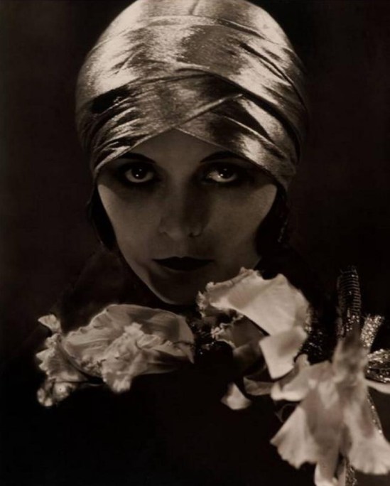 Edward Steichen. Pola Negri 1925. Via curieuxdetrucs