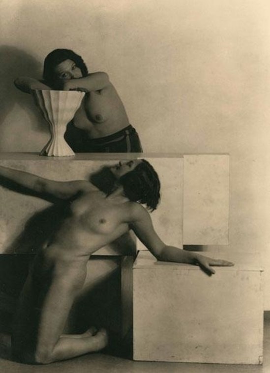 Frantisek Drtikol. femmes nues au vase 1930. Via mutualart