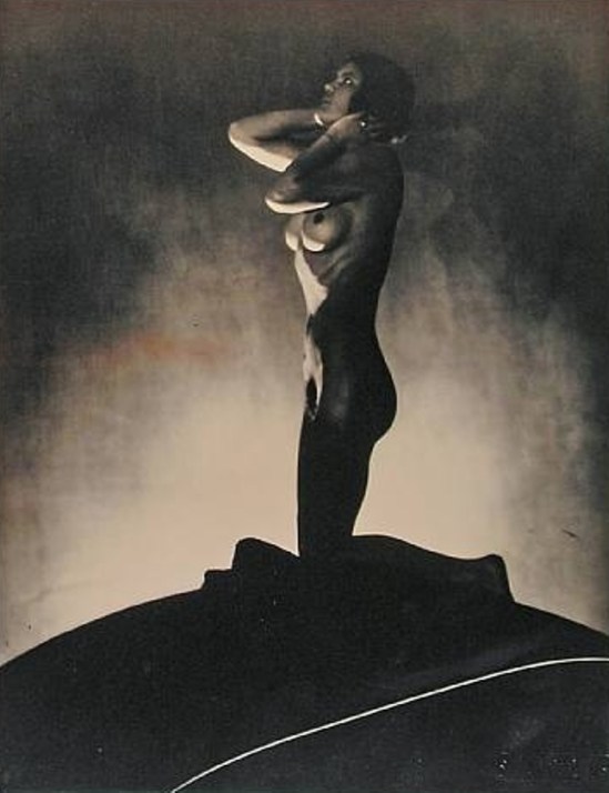 Frantisek Drtikol, Kniender Akt, date unknown. Via theredlist