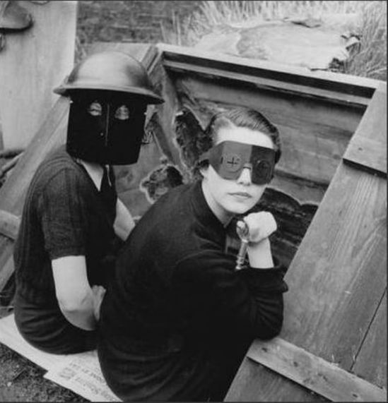 Lee Miller. Femmes équipées de masque contre les incendies, Londres 1941 Via connaissancesdesarts