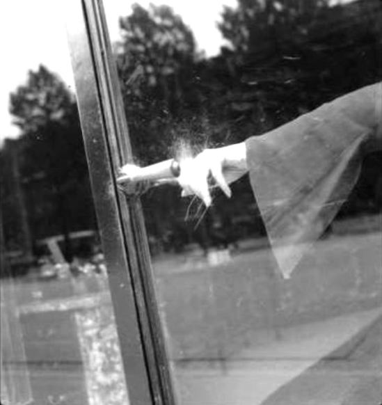 Lee Miller. La main qui explose vers 1930 Via connaissancedesarts