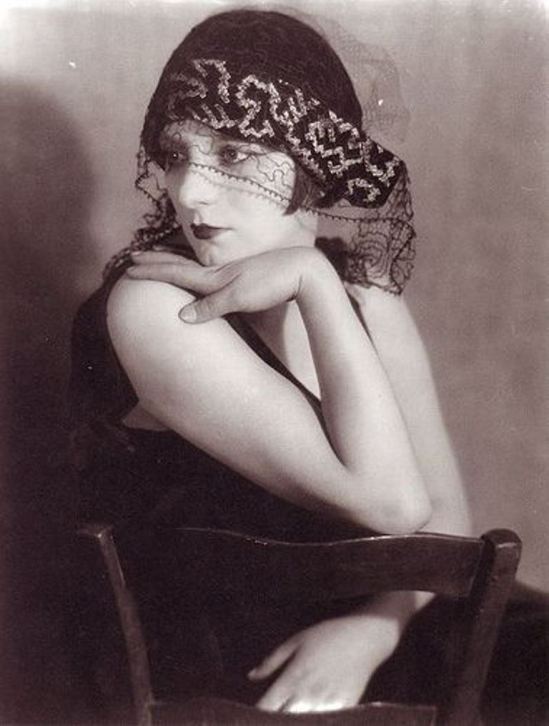 Man Ray. Kiki de Montparnasse 1927. Via flick