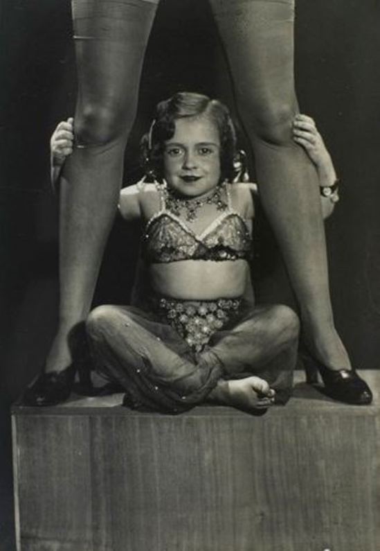 Man Ray. Midget entre les jambes de Lee Miller vers 1933 Via RMN