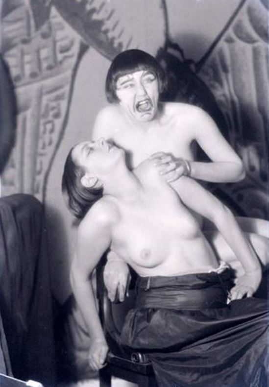 Man Ray6. Kiki de Montparnasse vers 1925. Via RMN