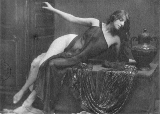 Robert Demachy. Nu allongé vers 1910. Via historicalzg.piwigo