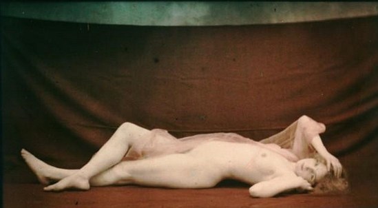 Robert Demachy. Nu féminin allongé, drapé d'un voile rose 1907-1915.. Autochrome. Via wiki