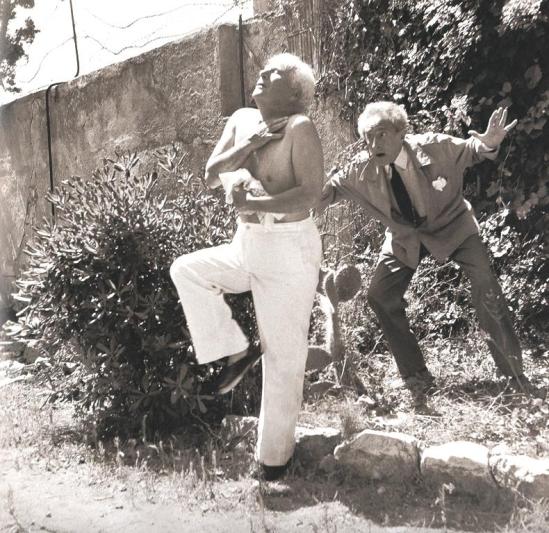 Jean Cocteau et Charlie Chaplin à Saint-Jean-Cap-Ferrat . Scan personnel hors série Télérama, décembre 2013
