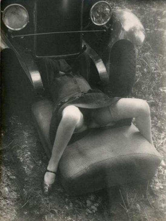 Monsieur X. Femme et voiture 1930. Via interencheres