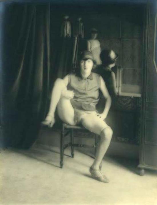 Monsieur X. Fille de maison close au miroir vers 1930 Via drouot