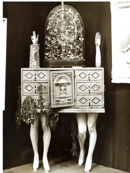 Photographe anonyme. View of André Breton’s object-chest at the Exposition Internationale du Surréalisme 1936 Via ubugallery