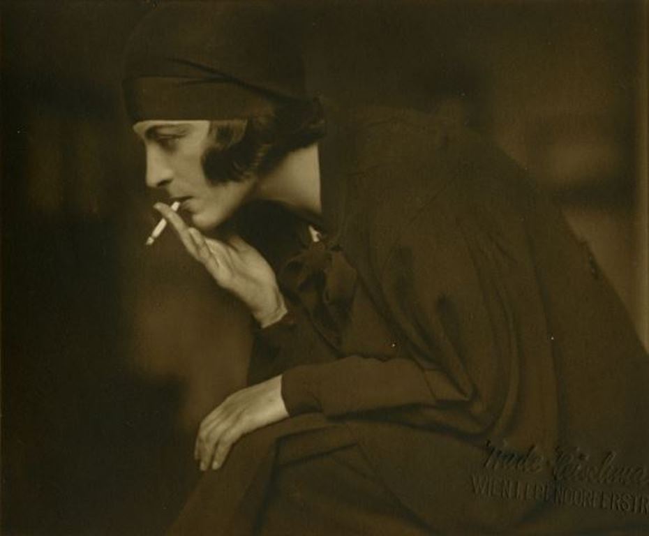 Trude Fleischmann. Lady with cigarette 1930 Courtesy Galerie Kicken
