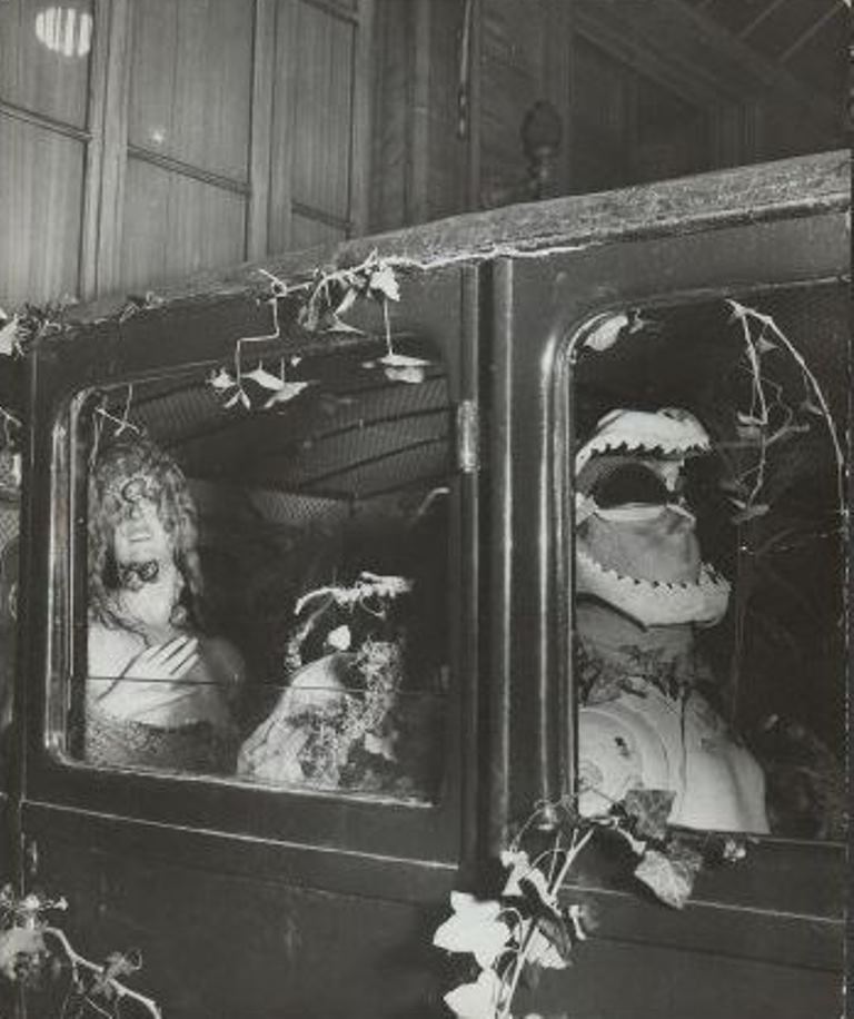 Salvador Dali. Le taxi pluvieux 1938. Exposition internationale du surréalisme de 1938 Via andrebreton.fr