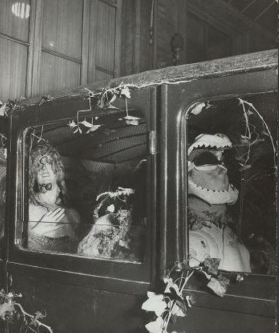 Salvador Dali. Le taxi pluvieux 1938. Exposition internationale du surréalisme de 1938 Via andrebreton.fr