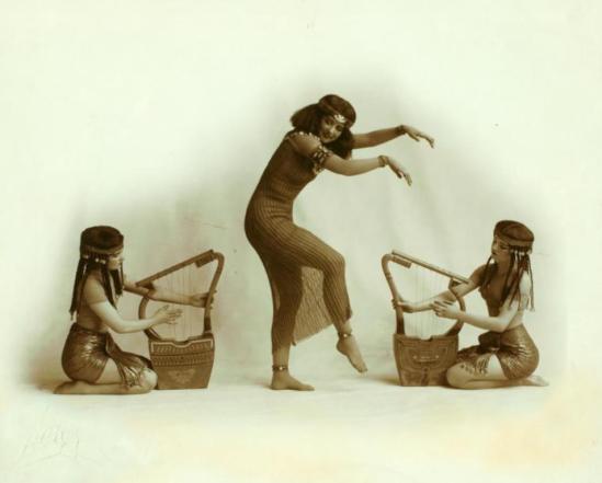 Walinger. Ruth St. Denis with two unidentified dancers in Egypta. (1911) Via nypl
