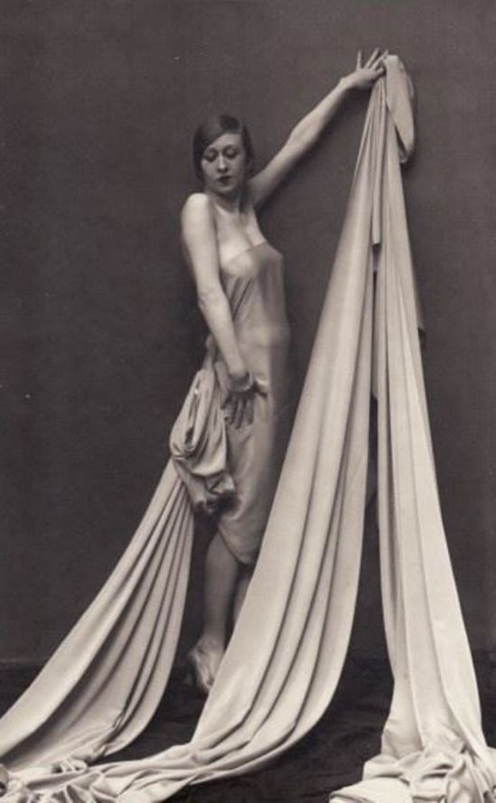 Femme drapée 1925 Via argentic-photo