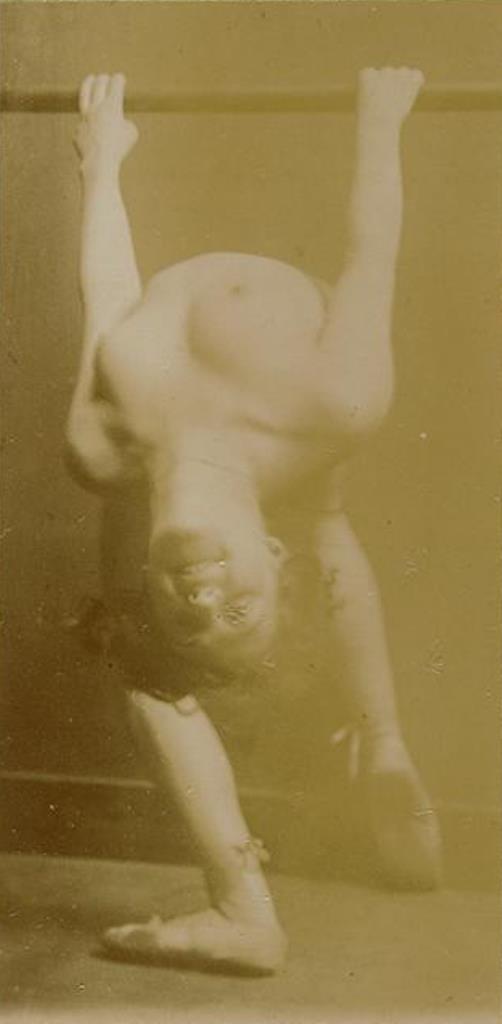 François-Rupert Carabin. Femme nue penchée en arrière, tenant une barre, visage et poitrine de face entre 1895 et 1910 Via RMN