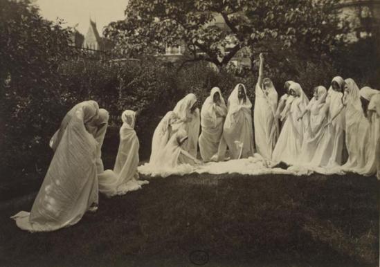 Harry C. Ellis. Les Elèves de Loïe Fuller dans un parc avec des voiles 1914 Via RMN