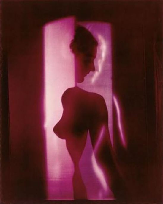 Erwin Blumenfeld. Nu cubiste violet 1949 Via RMN