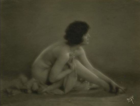 Hoover Art Studios. Ethel Shannon vers 1910-1920 Via historicalzg