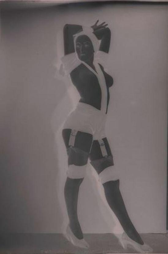 Man Ray. Nu aux bandes noires vers 1930 Via RMN