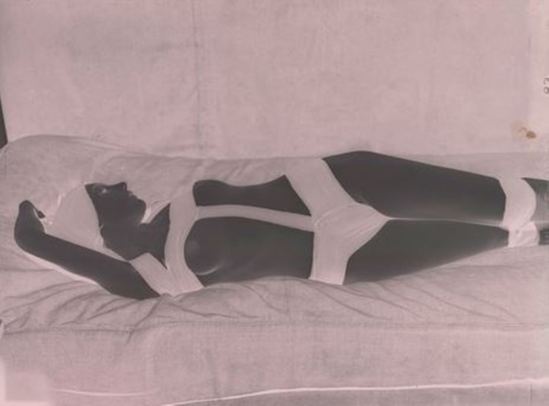 Man Ray. Nu aux bandes noires vers 1930 Via RMN