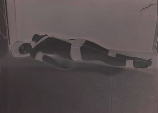 Man Ray2. Nu aux bandes noires vers 1930 Via RMN