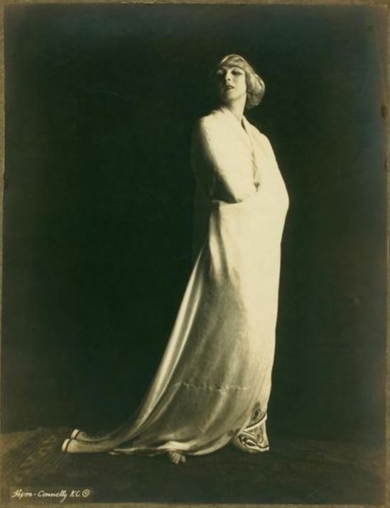 Studio Hixon-Connelly. Ruth St Denis 1918 Via historicalzg