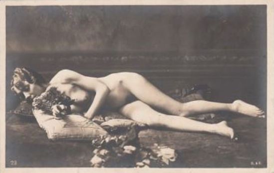 Femme nue avec des fleurs. Postcard 1920 Via ebay