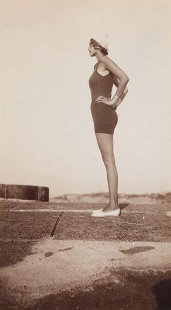 Jacques Henri Lartigue. Renée Perle à la plage au Pays Basque 1930 Via yannlemouel.com
