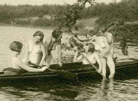 Jeunes femmes nues dans un bateau 1926 Via ebay