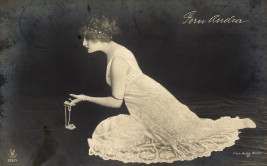 L'actrice Fern Andra. Postcard Via staticakpool