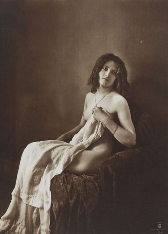 Lehnert et Landrock. Etude au fauteuil, Tunisie 1906 Via yannlemouel.com