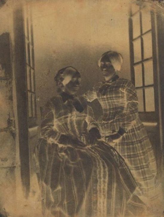 Louis Alphonse de Brébisson. Portrait d'Eugénie et Louise, Filles du photographe 1850. Négatif sur papier Via yannlemouel.com