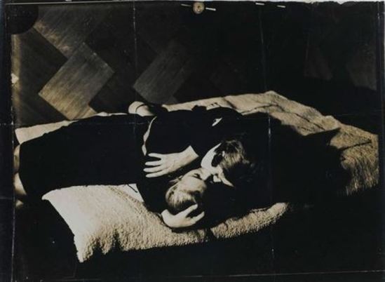 Man Ray. Lee Miller et une personne non identifiée 1930 Via RMN