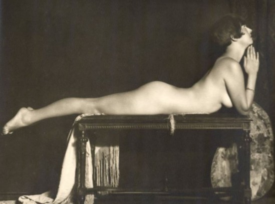 Photographe inconnu. Jeune femme nue priant (souvent faussement identifiée comme étant Louise Brooks) Via louisebrookssociety