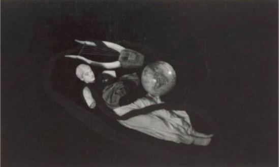 Sacha Masour. Lee Miller en statue dans Le sang d'un poète de Jean Cocteau 1930 Via drouot