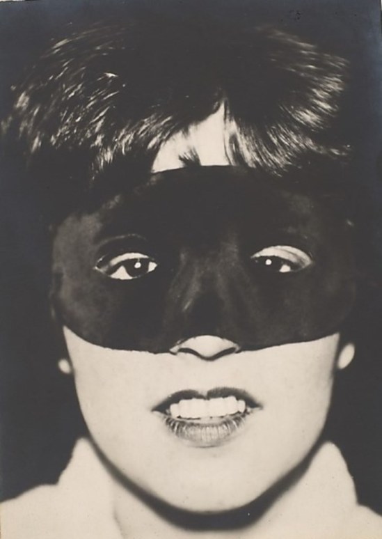Umbo (Otto Umbehr). Rut mit maske 1927 Via metmuseum