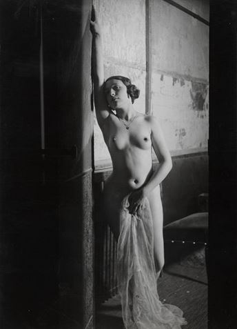 Brassaï. Girl aux Folies-Bergères. Via RMN