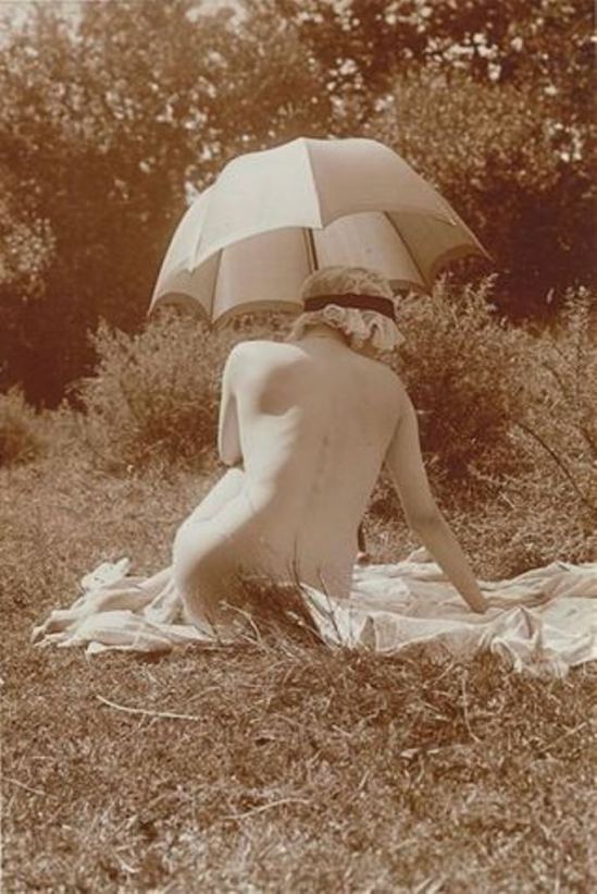Charles Augustin Lhermitte. Jeune femme nue1 dans un pré se reposant à l'ombre d'une ombrelle vers 1912. Via RMN