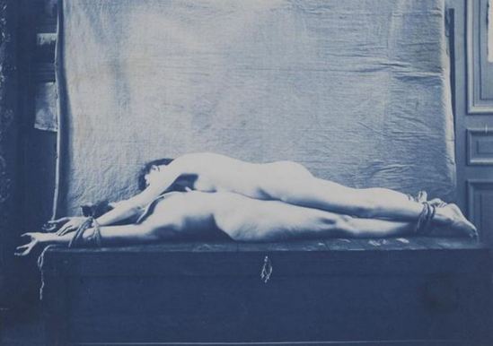 Charles François Jeandel. Deux femmes nues attachées et allongées l'une sur l'autre, face à face entre 1890 et 1900. Via RMN