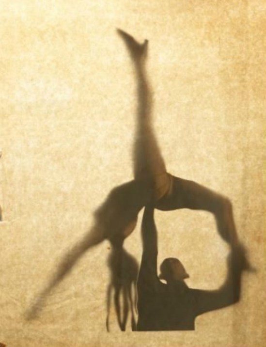 Brassaï.Etonnante ombre chinoise réalisée à partir de l'une de ses photographies représentant un couple de danseurs. L’image a été découpée et collée partiellement sur une feuille. En remuant la feuille, les personnages s'animent vers 1955. Via drouot