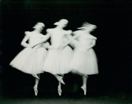 ®Paul Himmel. Sans titre (Das New York City Ballet tanzt Schwanensee) 1951-1952. Via arttattler