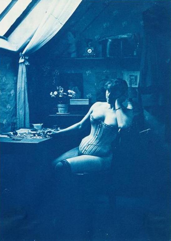 Charles François Jeandel. Femme assise dans l'atelier de l'artiste entre 1890 et 1900. Via rmn