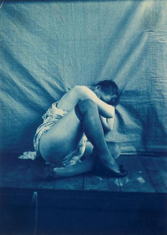 Charles François Jeandel. Femme à demi-vêtue, assise, la tête au creux du bras droit entre 1890 et 1900. Via rmn