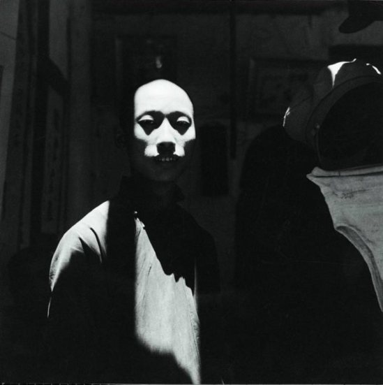 Cecil Beaton. A man's Face caught in the sunlight in Chengtu 1944. Via musée reattu