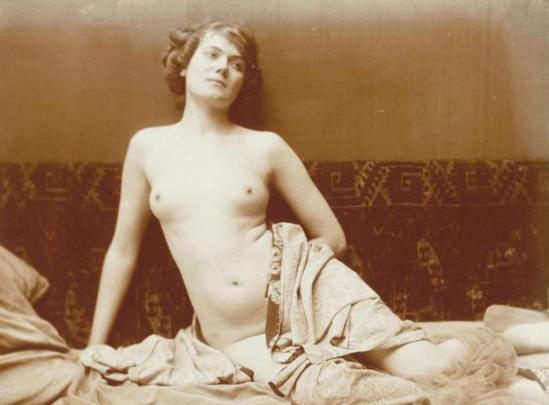 Charles Augustin Lhermitte.Jeune femme nue, assise, l'air rêveur vers 1912. Via rmn